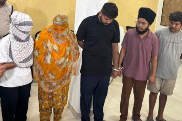 रायपुर। पुलिस ने कबीरनगर क्षेत्र में बड़ी कार्रवाई करते हुए हेरोइन (चिट्टा) के अंतरराज्यीय सिंडिकेट का पर्दाफाश किया है। मुख्य सप्लायर मनमोहन सिंह संधू उर्फ जग्गू सहित 6 आरोपियों को गिरफ्तार किया गया है। आरोपियों के पास से 273.19 ग्राम हेरोइन, 5 मोबाइल व एक दोपहिया वाहन बरामद किया गया, जिसकी कुल कीमत करीब ₹57 लाख है। मनमोहन सिंह पंजाब से माल मंगाकर विजय मोटवानी और भूषण शर्मा जैसे डिस्ट्रीब्यूटर्स के जरिए सप्लाई करता था। आरोपी वीडियो और लोकेशन शेयरिंग के जरिये ड्रग्स की डिलीवरी करते थे। अलग-अलग ठिकानों पर एकसाथ दबिश देकर आरोपियों को पकड़ा गया। कोतवाली पुलिस ने इसी गिरोह से जुड़े आरोपी भूषण शर्मा को भी अलग प्रकरण में गिरफ्तार किया है। NDPS एक्ट की विभिन्न धाराओं के तहत मामला दर्ज कर कार्रवाई की गई। कार्रवाई में एंटी क्राइम एवं साइबर यूनिट और कबीरनगर थाना पुलिस की संयुक्त टीम की अहम भूमिका रही।