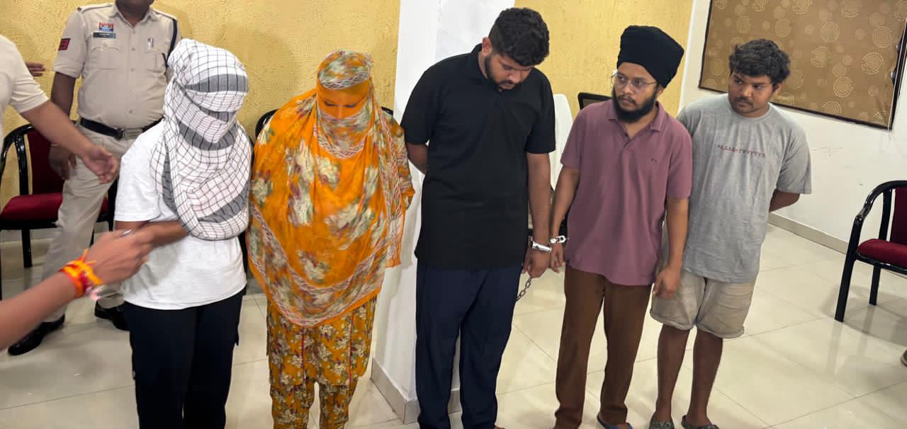 रायपुर। पुलिस ने कबीरनगर क्षेत्र में बड़ी कार्रवाई करते हुए हेरोइन (चिट्टा) के अंतरराज्यीय सिंडिकेट का पर्दाफाश किया है। मुख्य सप्लायर मनमोहन सिंह संधू उर्फ जग्गू सहित 6 आरोपियों को गिरफ्तार किया गया है। आरोपियों के पास से 273.19 ग्राम हेरोइन, 5 मोबाइल व एक दोपहिया वाहन बरामद किया गया, जिसकी कुल कीमत करीब ₹57 लाख है। मनमोहन सिंह पंजाब से माल मंगाकर विजय मोटवानी और भूषण शर्मा जैसे डिस्ट्रीब्यूटर्स के जरिए सप्लाई करता था। आरोपी वीडियो और लोकेशन शेयरिंग के जरिये ड्रग्स की डिलीवरी करते थे। अलग-अलग ठिकानों पर एकसाथ दबिश देकर आरोपियों को पकड़ा गया। कोतवाली पुलिस ने इसी गिरोह से जुड़े आरोपी भूषण शर्मा को भी अलग प्रकरण में गिरफ्तार किया है। NDPS एक्ट की विभिन्न धाराओं के तहत मामला दर्ज कर कार्रवाई की गई। कार्रवाई में एंटी क्राइम एवं साइबर यूनिट और कबीरनगर थाना पुलिस की संयुक्त टीम की अहम भूमिका रही।