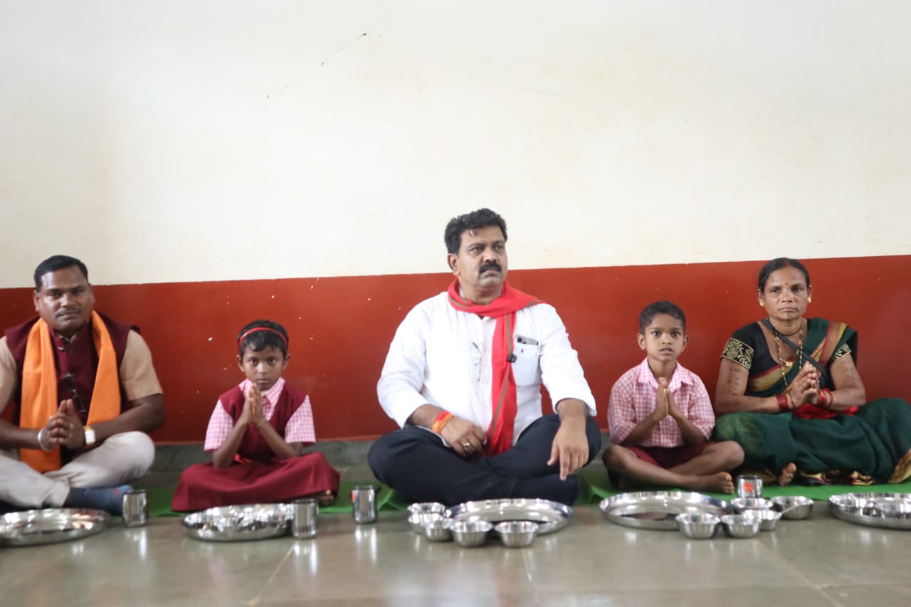 उप मुख्यमंत्री विजय शर्मा ने कच्चापाल आश्रम में बच्चों संग किया भोजन