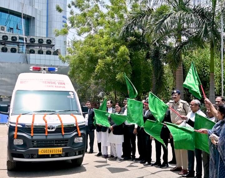 रायपुर पुलिस को मिली अत्याधुनिक मोबाइल फोरेंसिक वैन