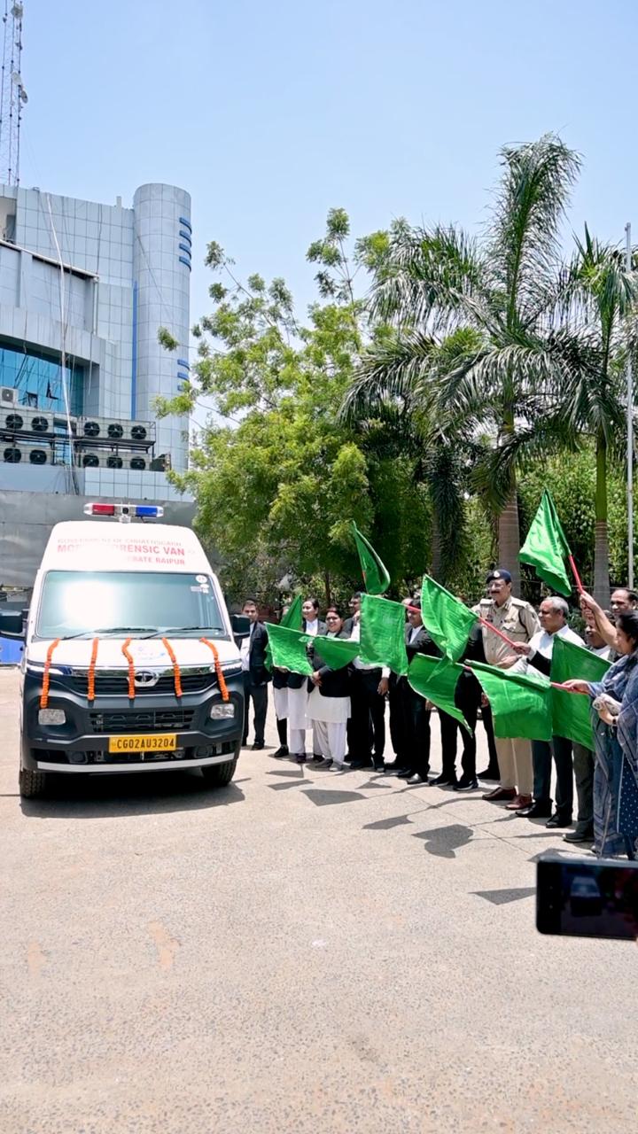 रायपुर पुलिस को मिली अत्याधुनिक मोबाइल फोरेंसिक वैन