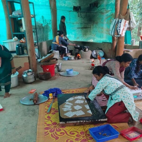बस्तर की महिलाओं ने बनाई बिना शक्कर वाली ऑर्गेनिक काजू-कतली